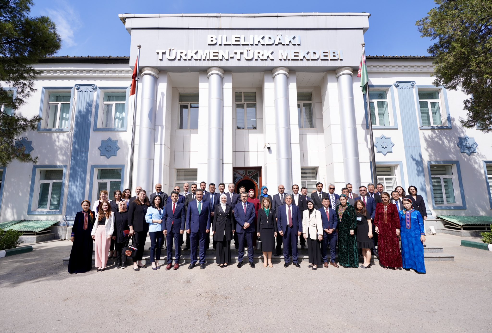 Türkmenistan'da Eğitimde Kardeşlik Ruhu: Bakan Tekin Öğrencilerle Buluştu