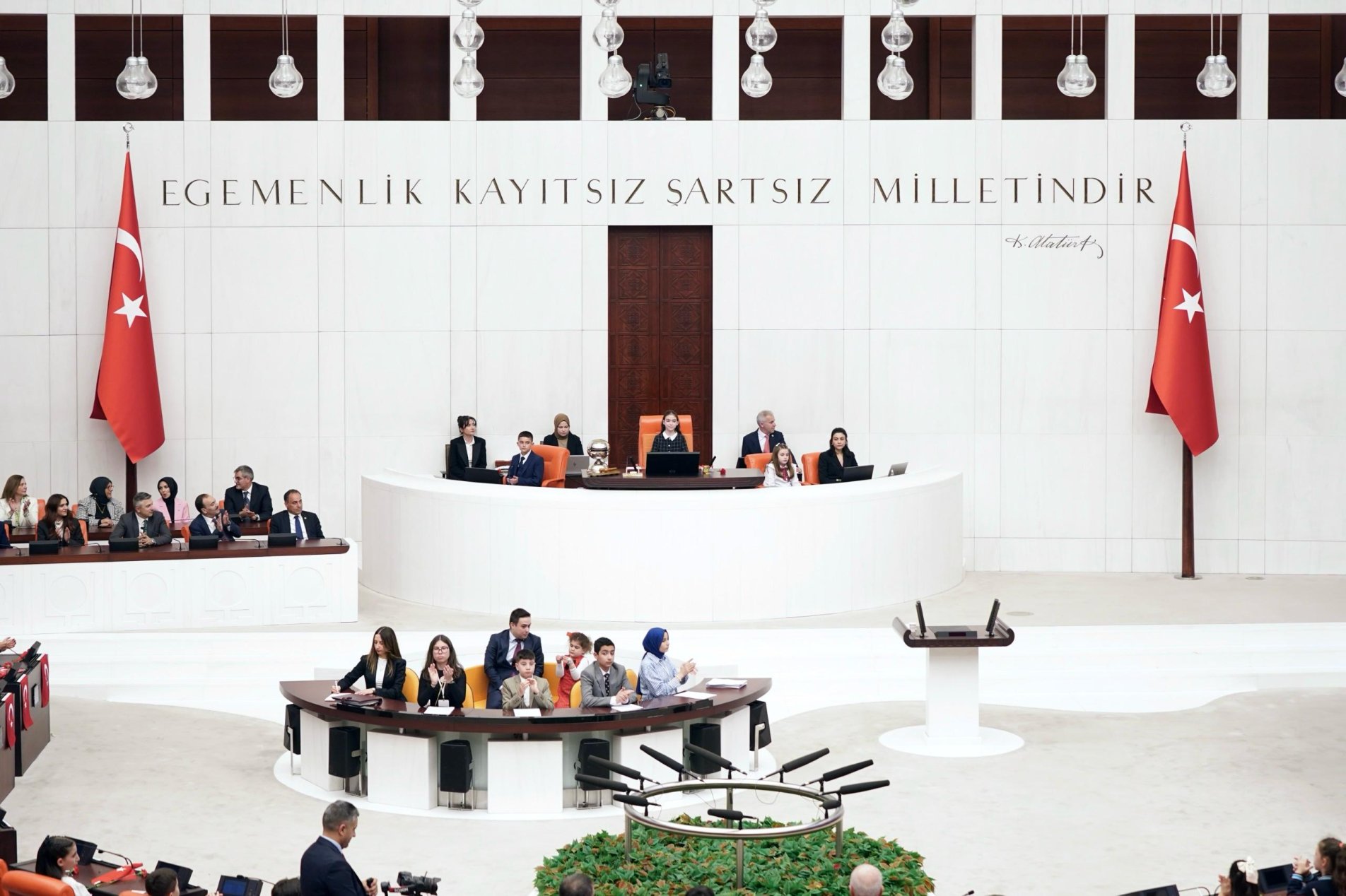 TBMM’de 23 Nisan Coşkusu: Gazi Meclis'te Çocuklar Başkanlık Koltuğuna Oturdu