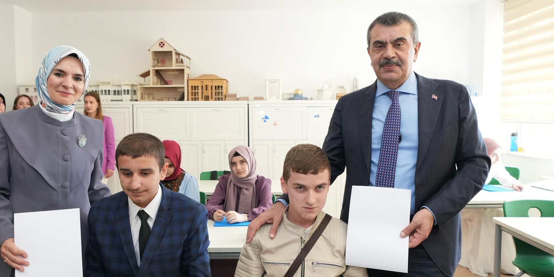 Bakan Yusuf Tekin ve Mahinur Özdemir Göktaş’tan Görme Engelli Öğrencilere Anlamlı Ziyaret