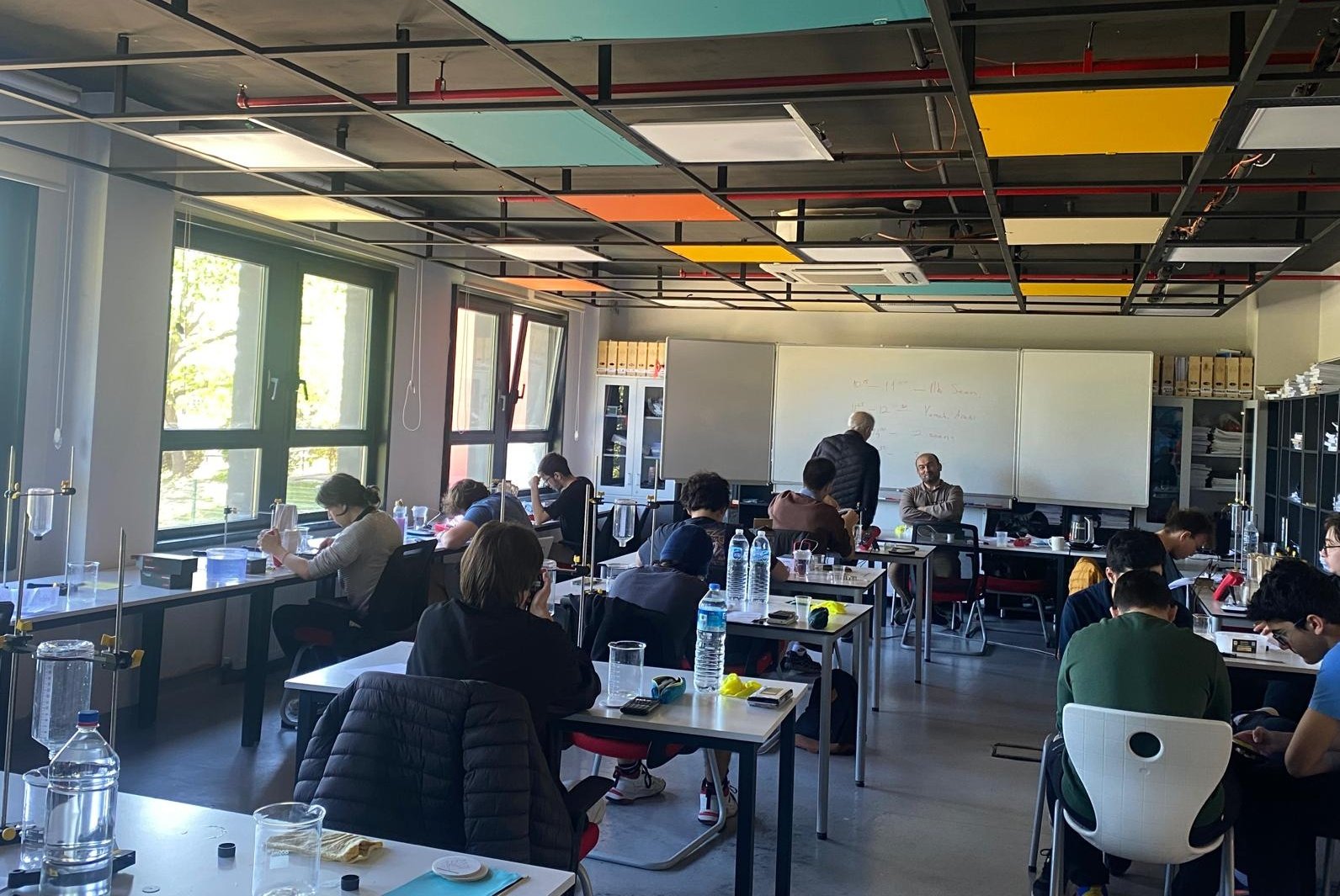 İstanbul Bilim Olimpiyatları'nda Bir İlk: Fizik Deney Sınavı Başarıyla Gerçekleştirildi