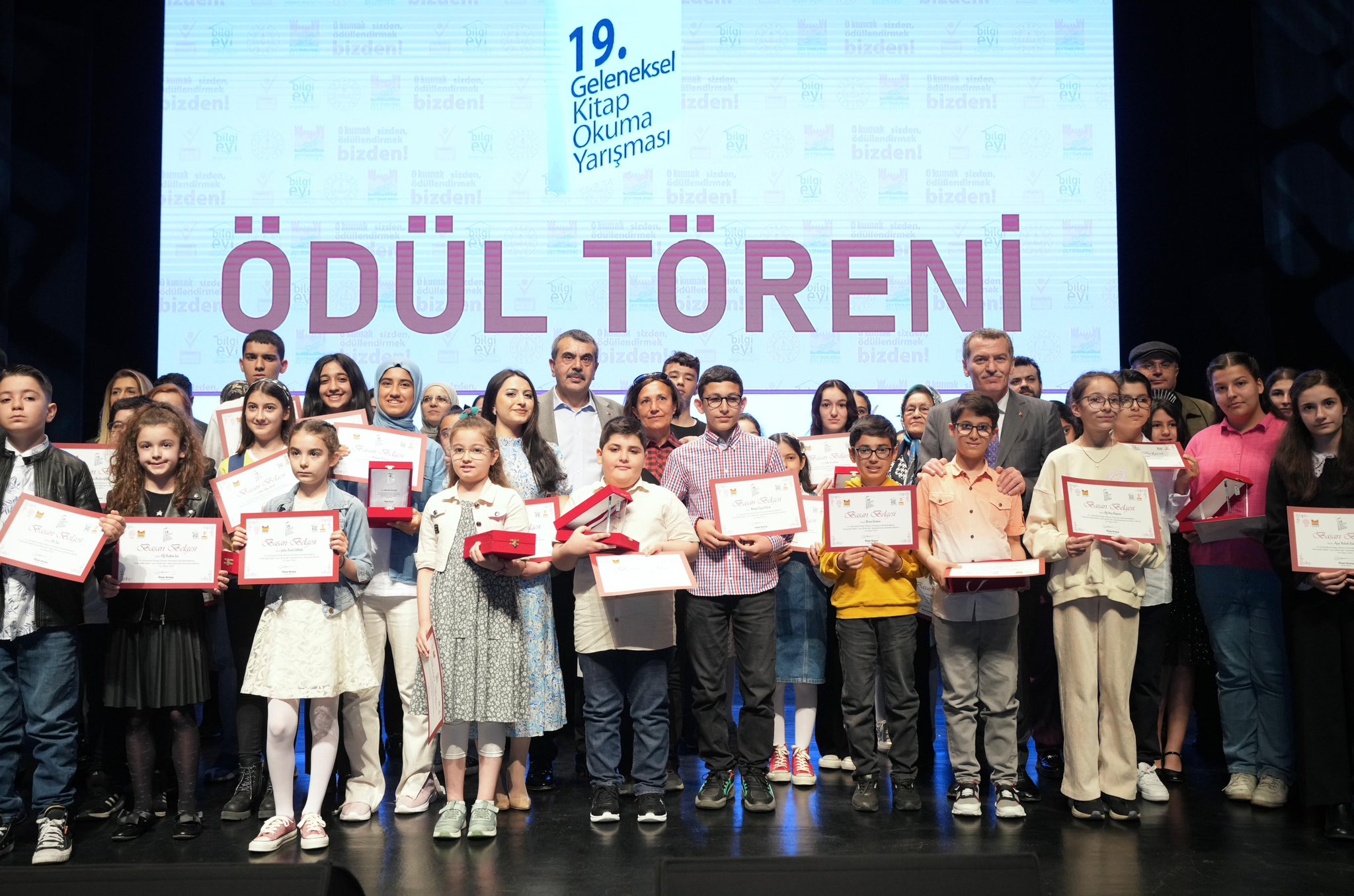 Bakan Tekin, Zeytinburnu’nda Kitap Okuma Şenliği’ne Katıldı