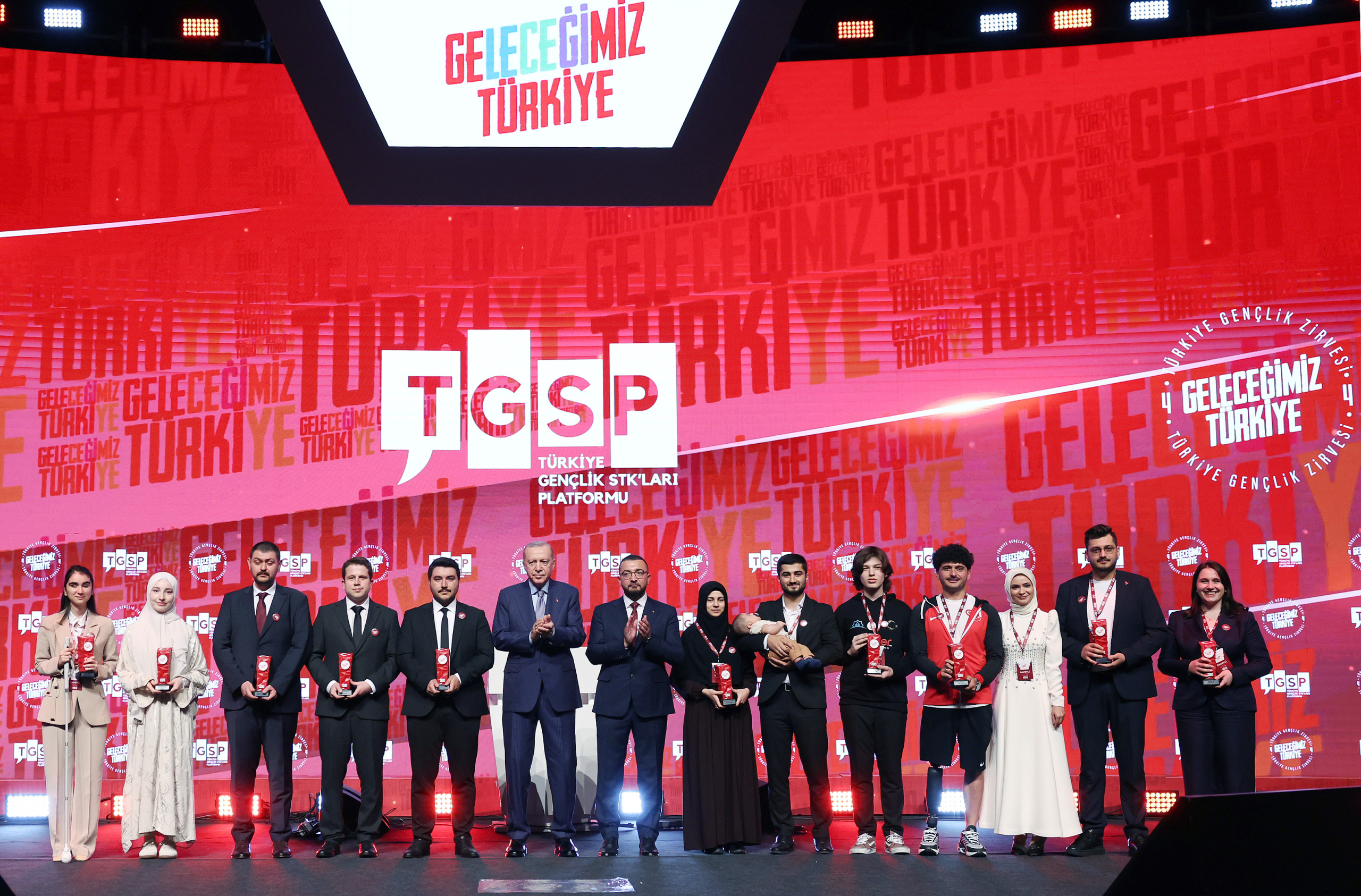 Cumhurbaşkanı Erdoğan'dan 4. Türkiye Gençlik Zirvesi Mesajı: "Gençlerimize Selam ve Sevgilerimi Gönderiyorum"