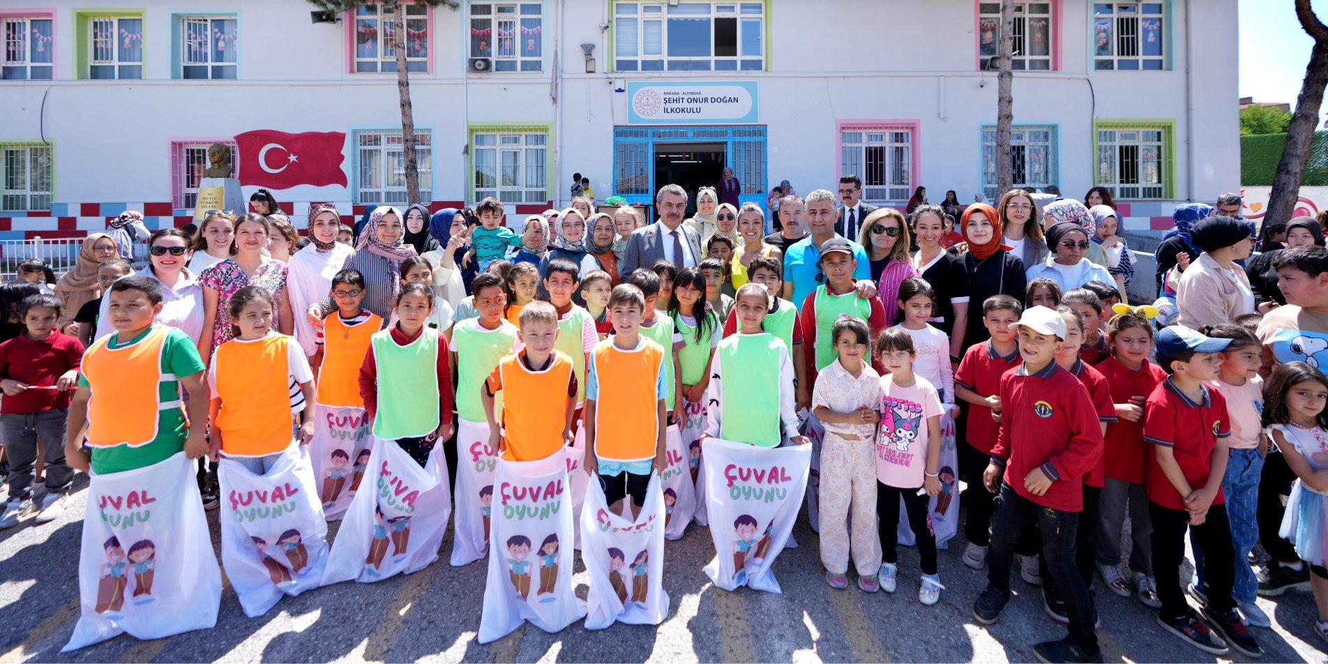 Bakan Tekin’den Okula Sürpriz Ziyaret: Geleneksel Oyunlarla Renkli Anlar