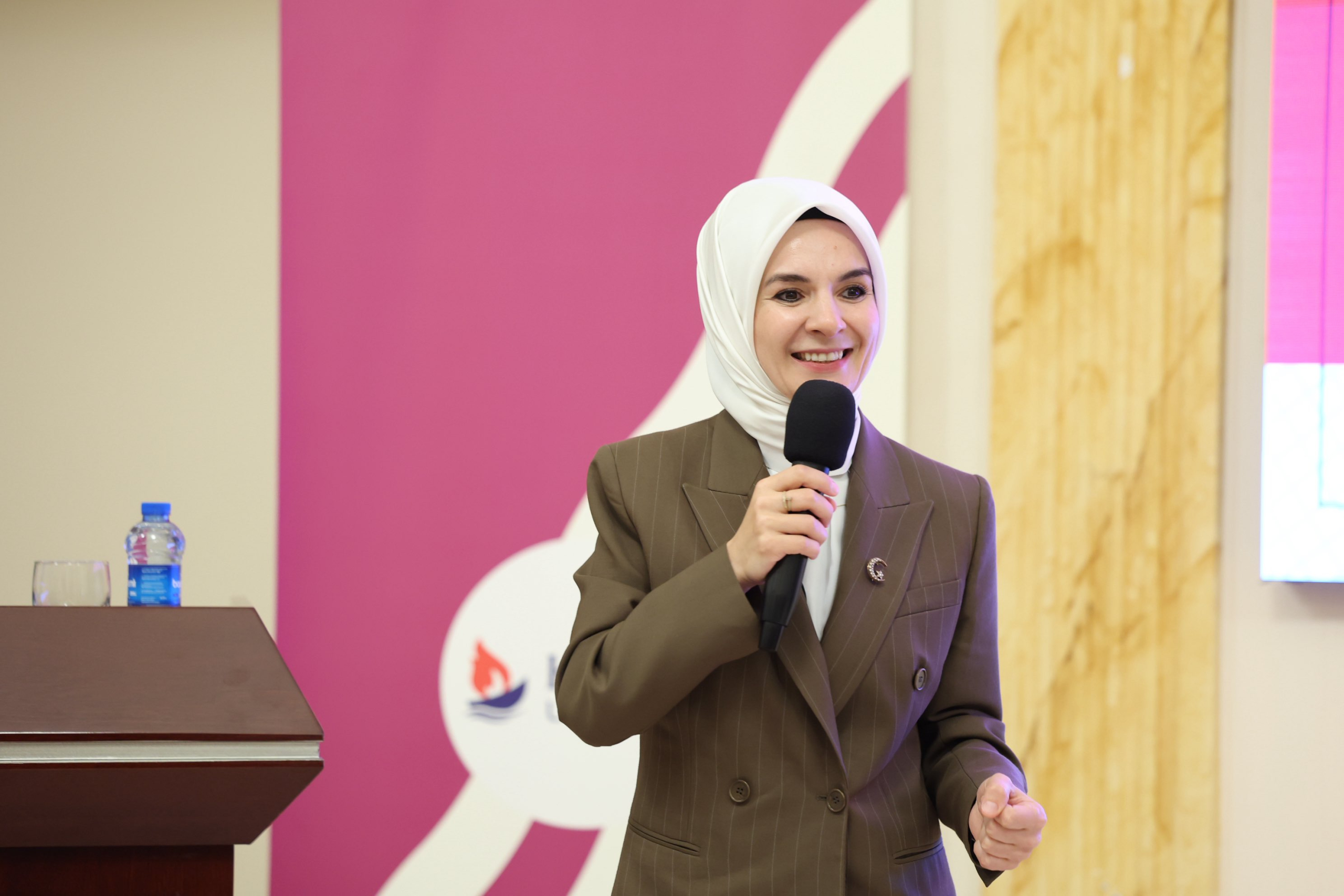 Bakan Mahinur Özdemir Göktaş Azerbaycan’da Gençlerle Buluştu: “Kimliğine Sahip Çıkan Gençler Topluma Yön Verir”