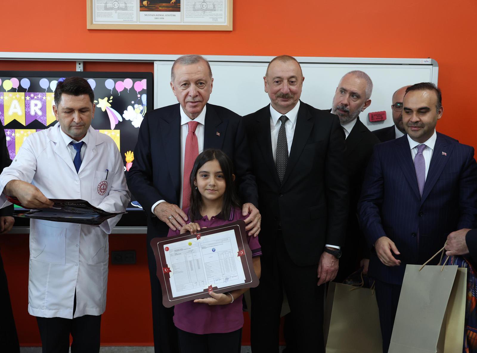 Kahramanmaraş’ta Kardeşlik Töreni: Haydar Aliyev İlkokulu’nda Anlamlı Karne Günü