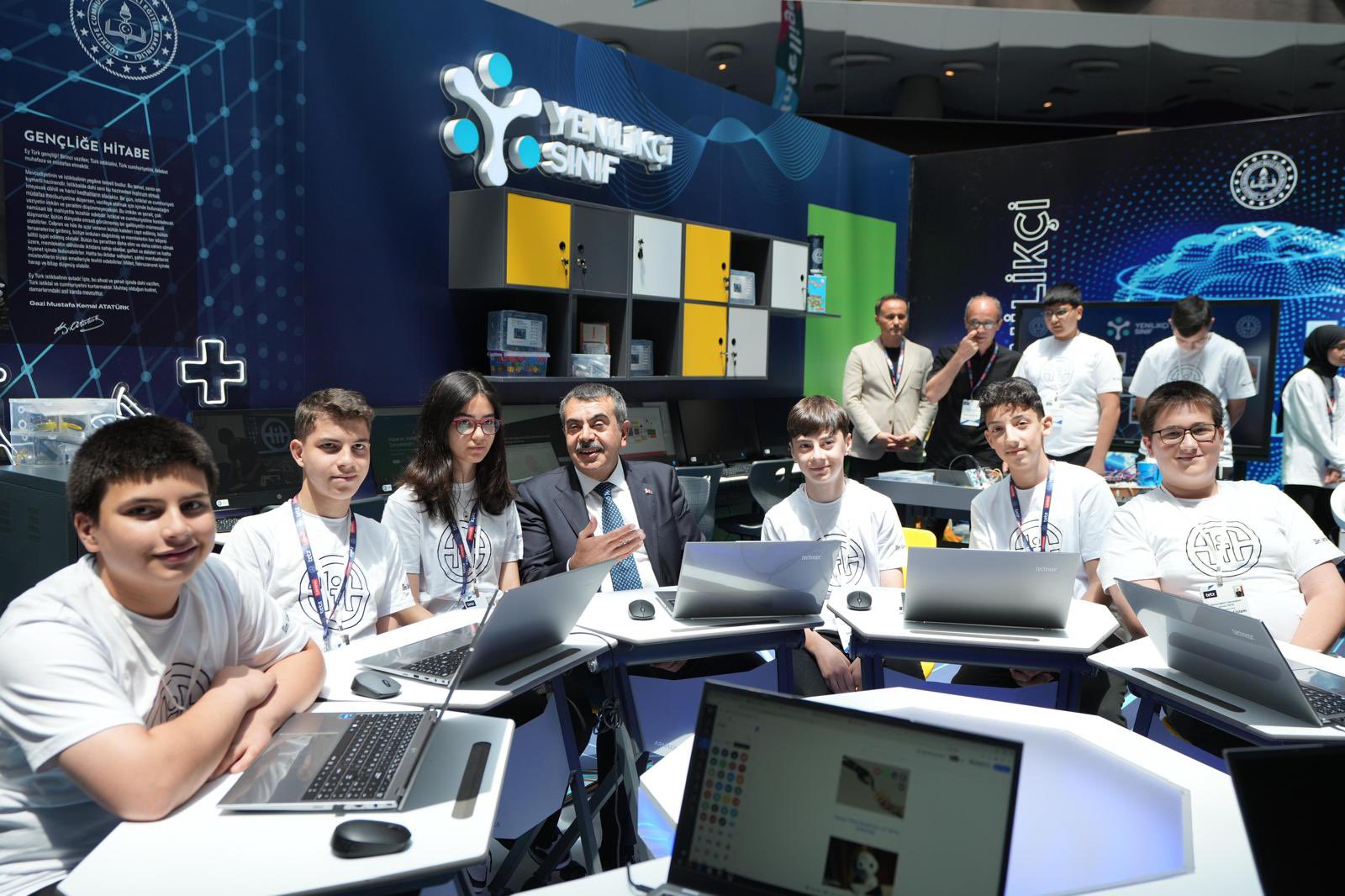 Bakan Tekin'den Yenilikçi Sınıf Ziyareti: Eğitimde Teknoloji Dönüşümü Hız Kazanıyor