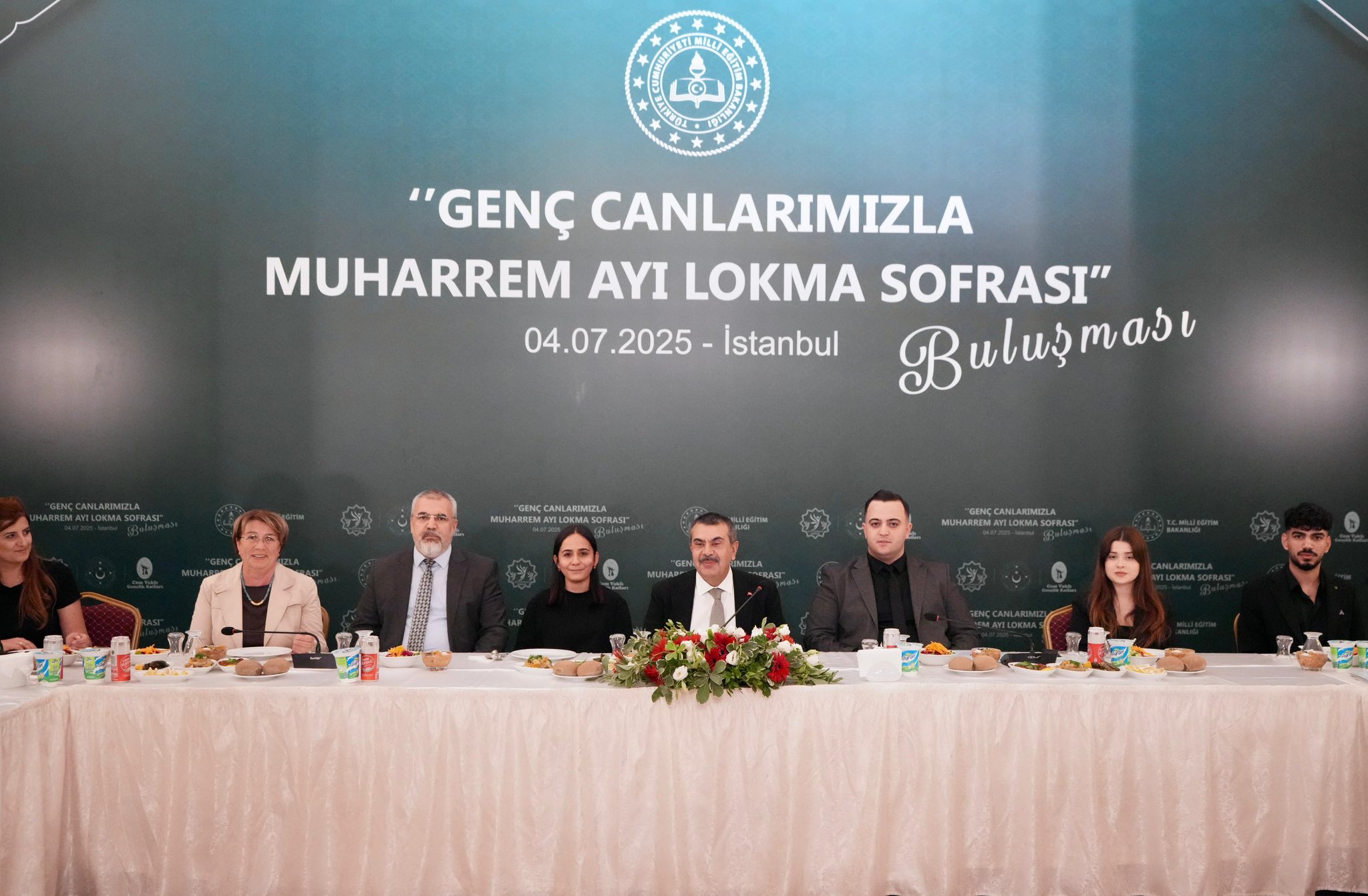 Bakan Tekin, Muharrem Ayı Lokma Sofrası Programı’nda Gençlerle Buluştu