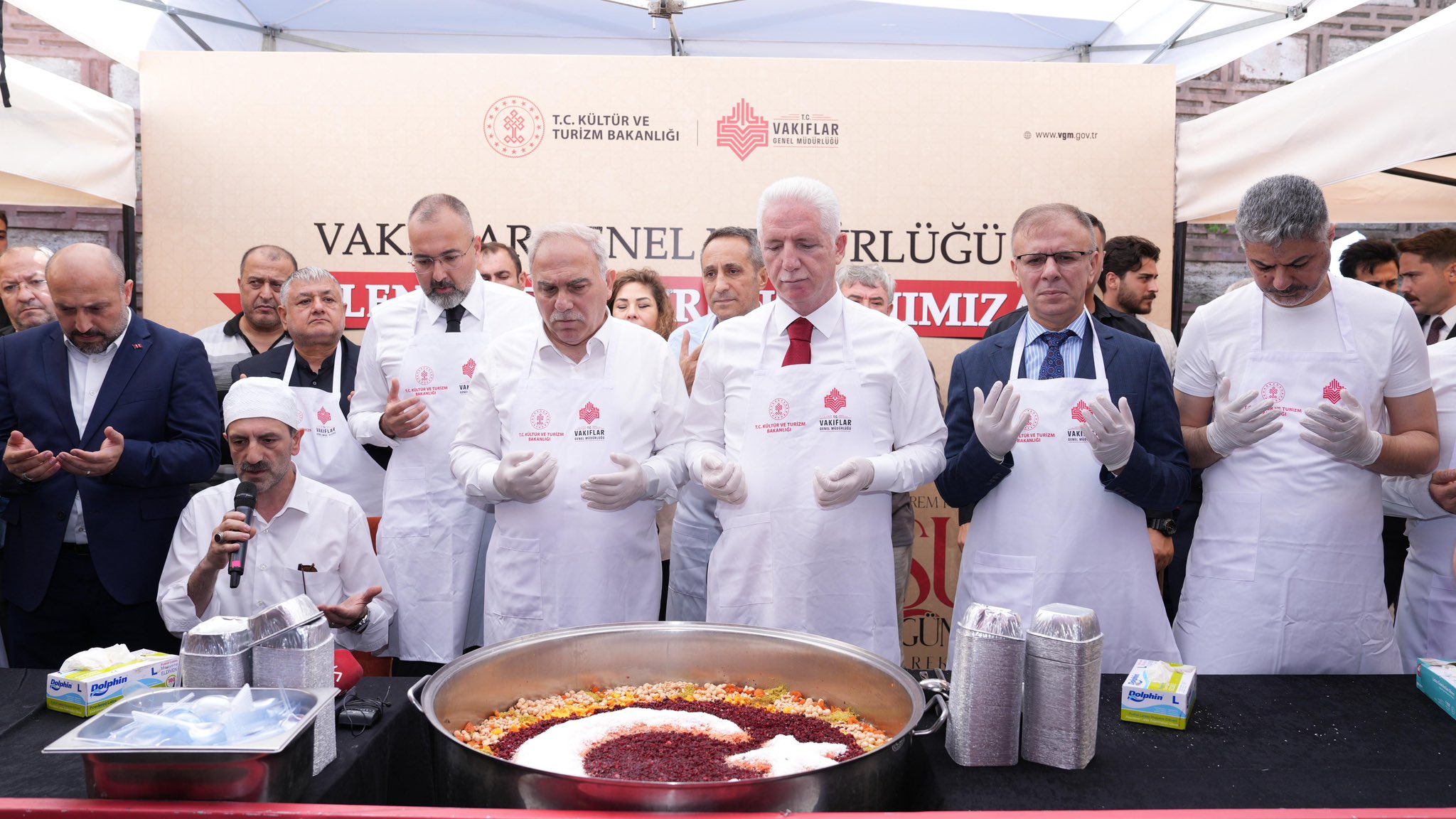 Vali Davut Gül, 29. Mısır Çarşısı Geleneksel Aşure Festivali’nde Vatandaşlara Aşure Dağıttı