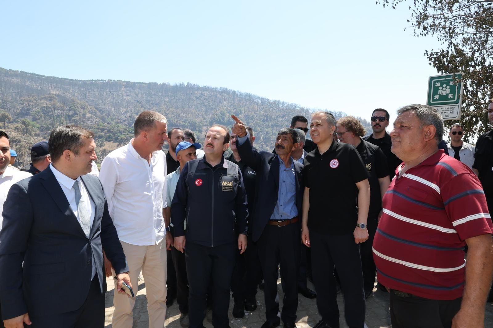 İçişleri Bakanı Ali Yerlikaya, İzmir Ödemiş’teki Yangın Bölgelerini Ziyaret Etti
