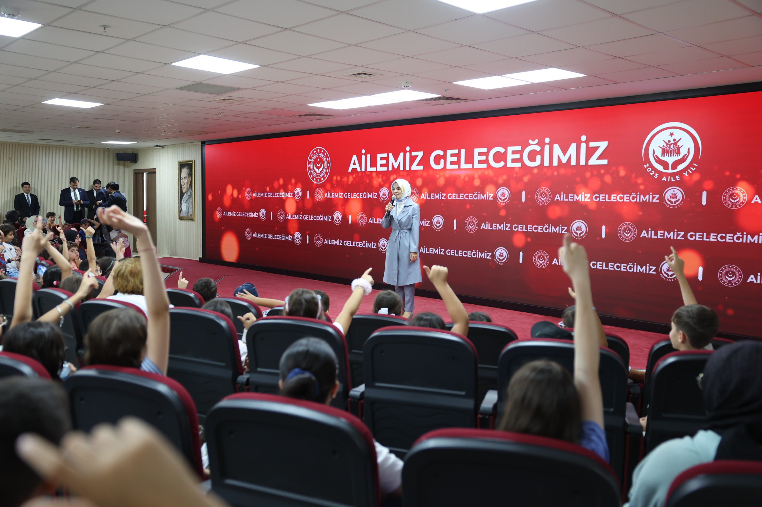 Bakan Mahinur Özdemir Göktaş, Etnospor Kampı’na Katılan Çocukları Ağırladı