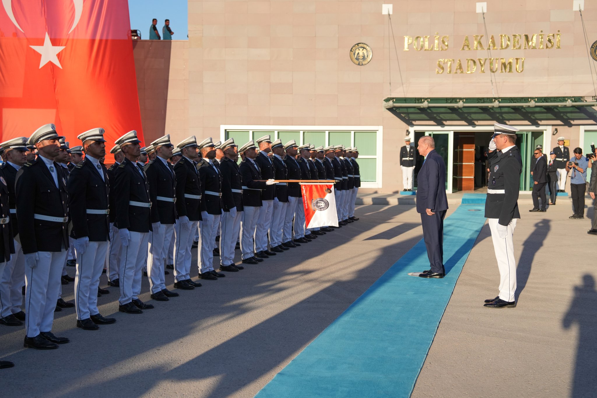 Polis Akademisi’nde Mezuniyet Coşkusu: 8 Bin 44 Polis Memuru ve 194 Komiser Yardımcısı Adayı Göreve Uğurlandı