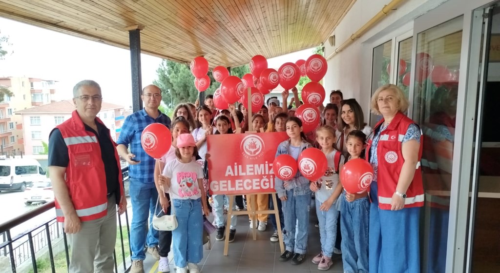 81 İlde Öğrenciler Sosyal Hizmet Merkezlerini Ziyaret Etti: Aile Yılı Etkinlikleri Devam Ediyor