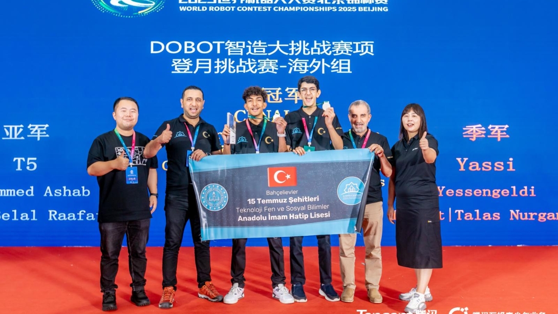 Bahçelievler 15 Temmuz Şehitleri Anadolu İmam Hatip Lisesi Robotik Takımından Dünya İkinciliği