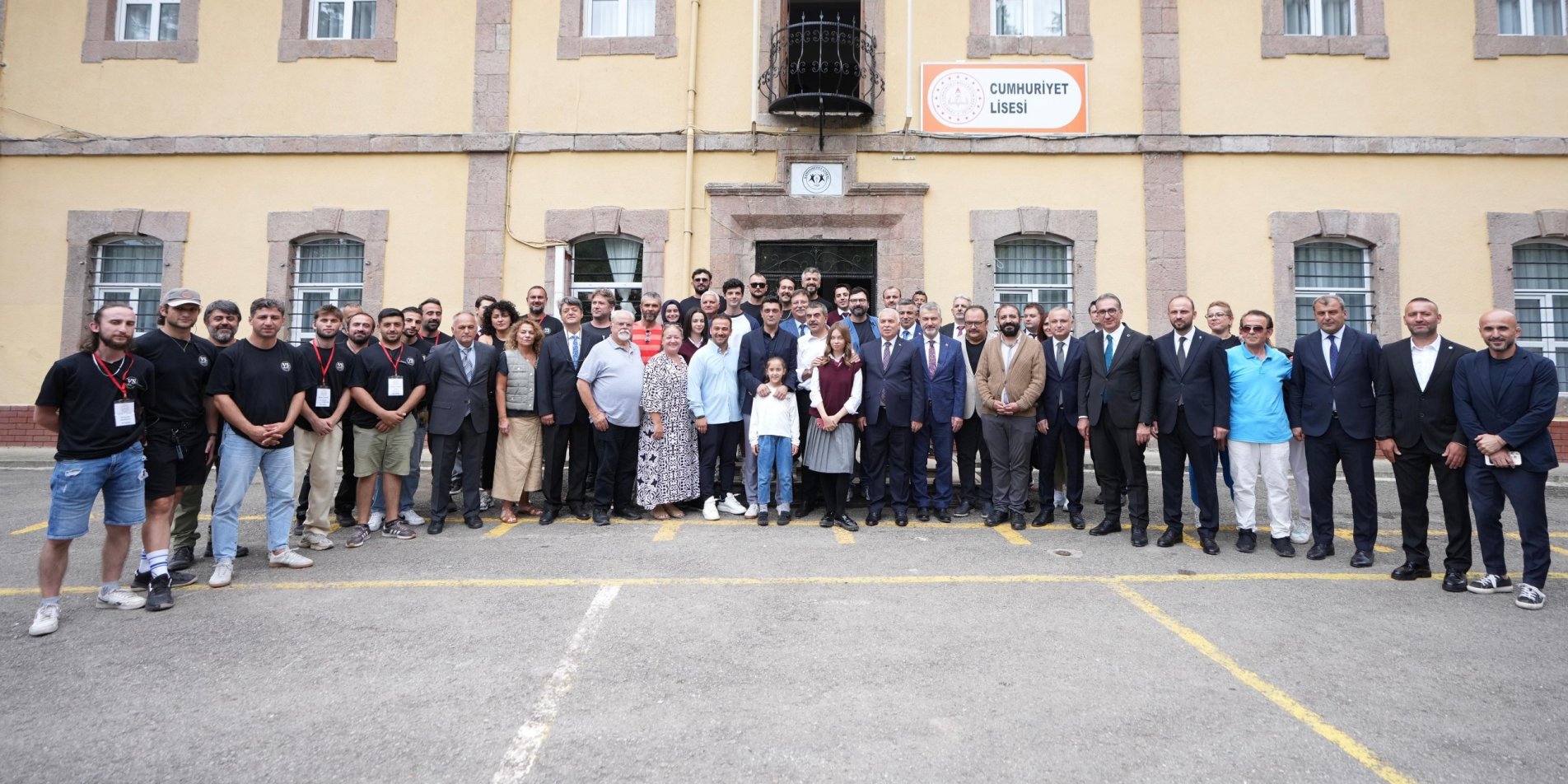 Bakan Tekin, Trabzon'da "Ailem" Dizisi Setini Ziyaret Etti