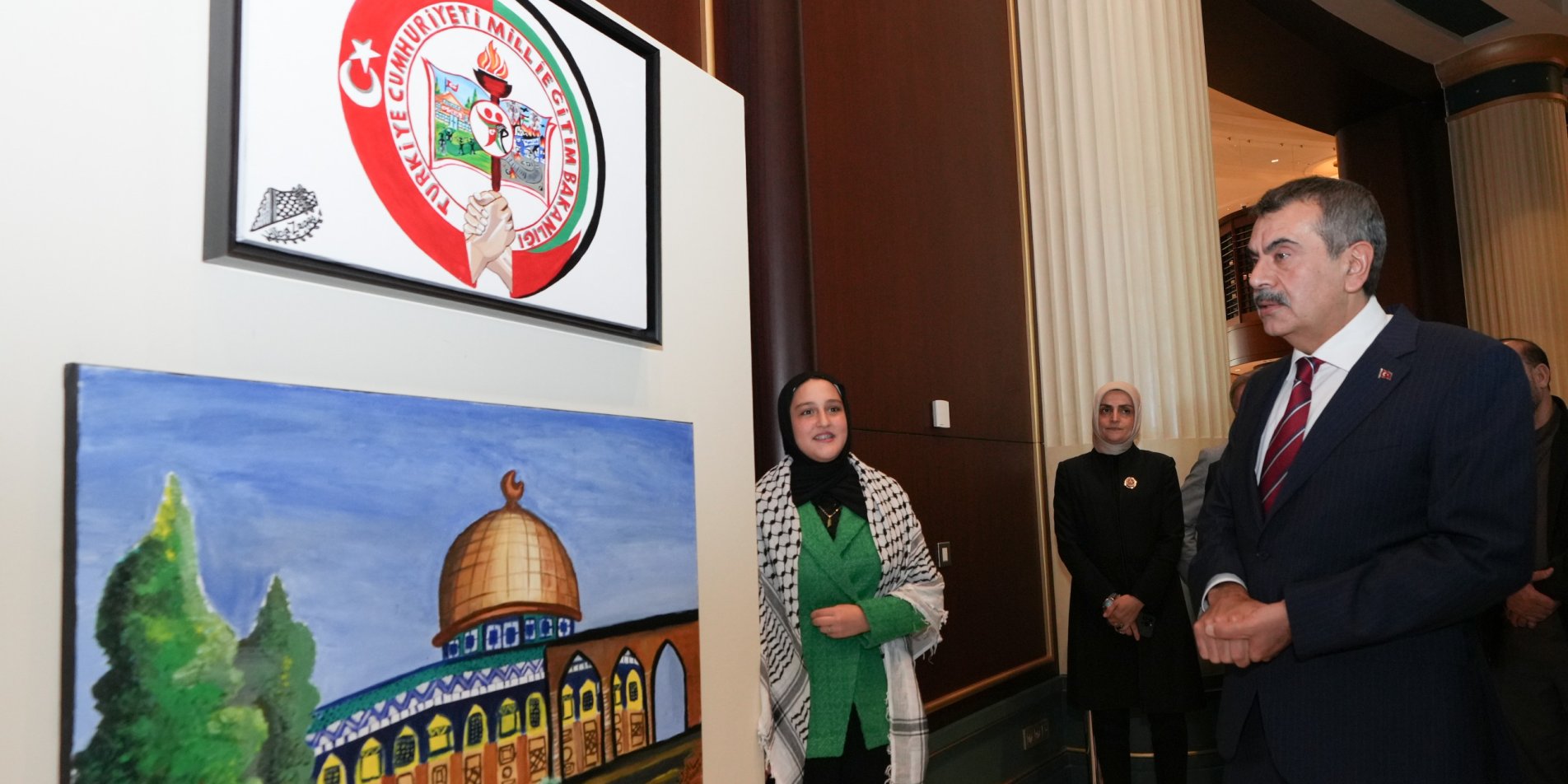 Bakan Tekin, Filistinli Öğrencilerin "Umut Acıya Direnirken" Resim Sergisini Ziyaret Etti