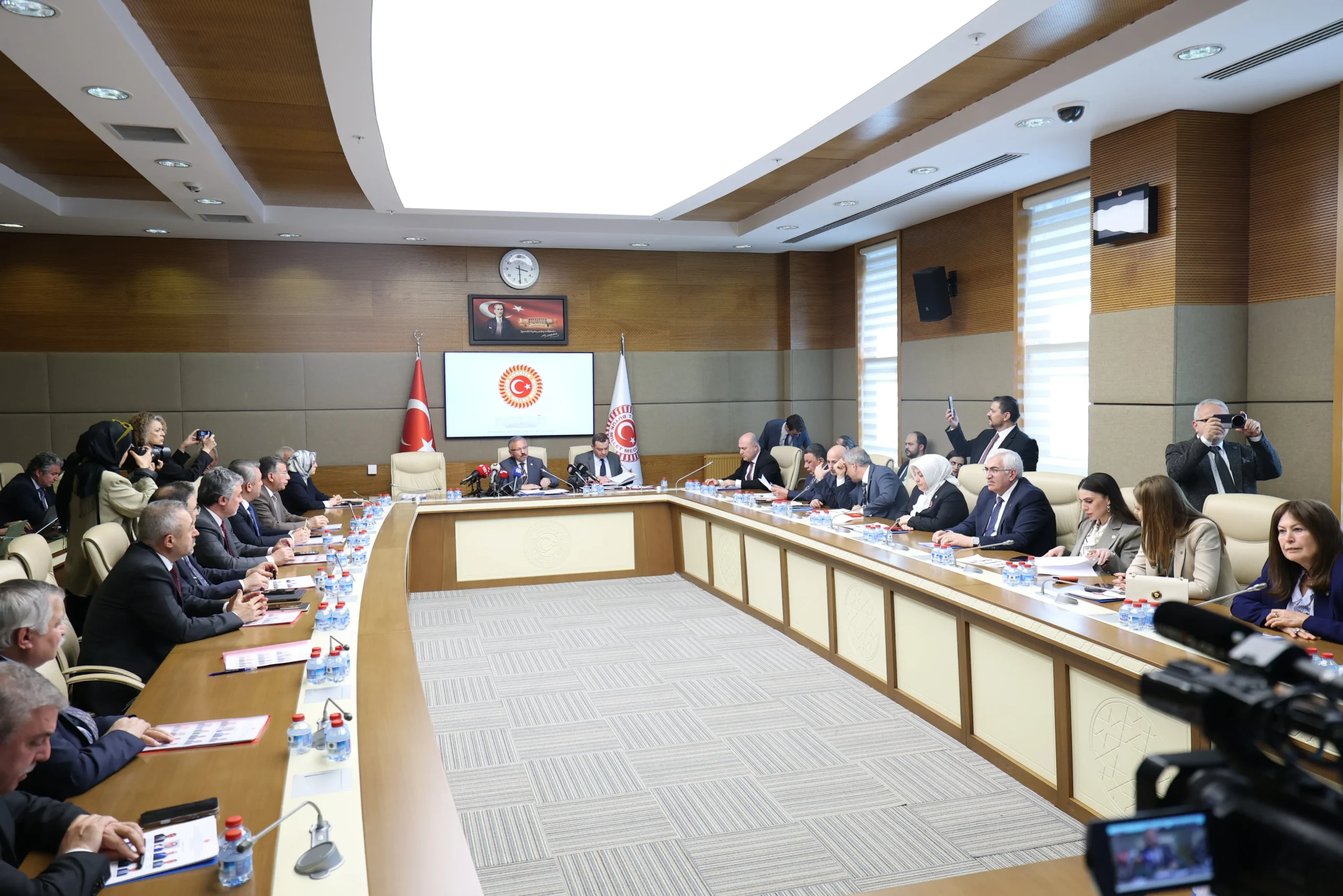 TBMM’de Okul Güvenliği İçin Önemli Süreç Başladı: Araştırma Komisyonu İlk Toplantısını Yaptı