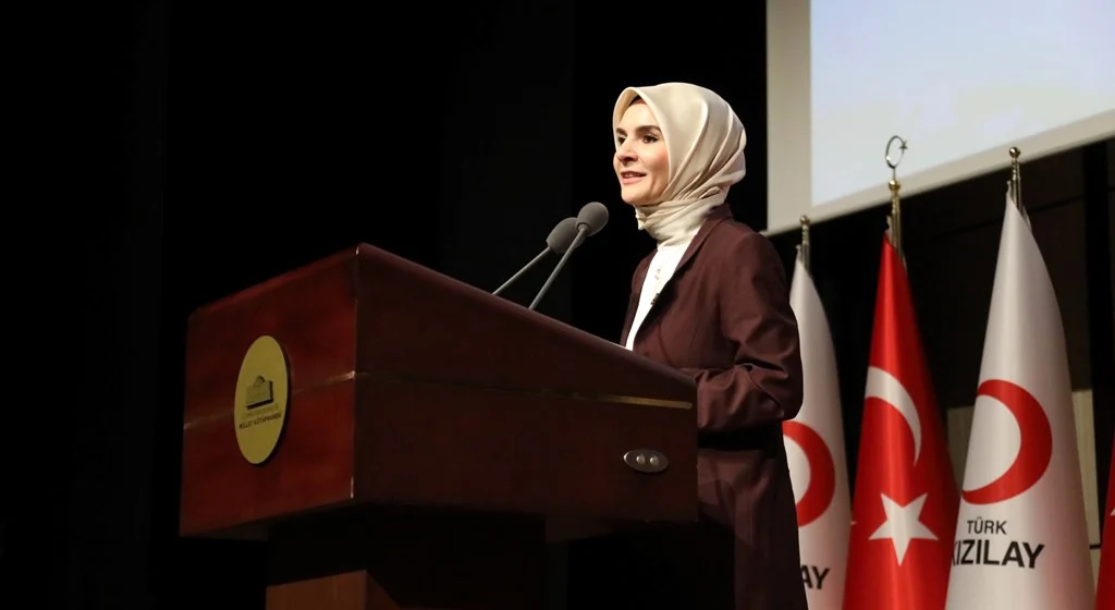 Bakan Göktaş, Genç Kızılay Akademi Gençlik ve Aile Araştırma Zirvesi'nde konuştu