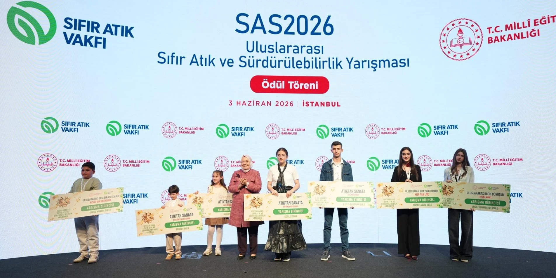 Sıfır Atık Yarışmasında Dereceye Giren Öğrenci ve Öğretmenlere Ödülleri Verildi